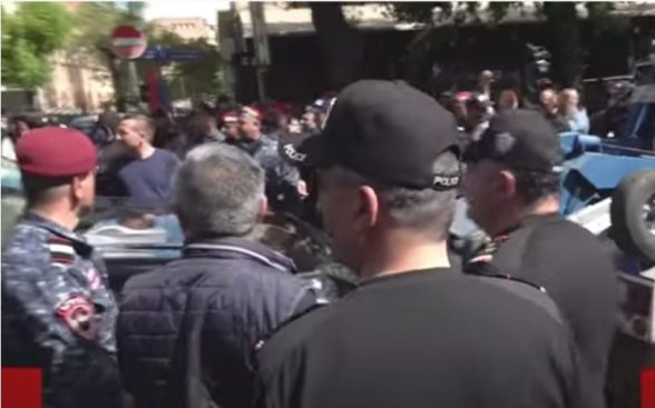 Полиция задержала участников автопробега Движения сопротивления в центре Еревана (видео)